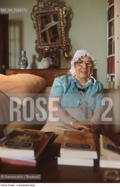 Caption: Nome: .STARK FREYA.Descrizione: .LETTERATURA SCRITTRICE ESPLORATRICE / NELLA SUA CASA / CUFFIA.LITERATURE WOMAN WRITER EXPLORER / IN HER HOME / BONNET.Credit: ©Graziano Arici/Rosebud2 / Costo: .A.Nazione: .GRAN BRETAGNA.GREAT BRITAIN.Cittˆ: .TREVISO (ASOLO).Data: .1996