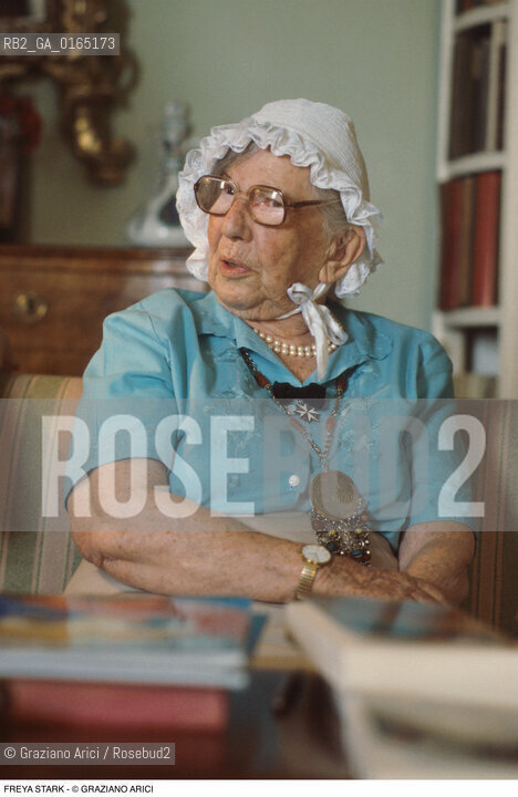 Caption: Nome: .STARK FREYA.Descrizione: .LETTERATURA SCRITTRICE ESPLORATRICE / NELLA SUA CASA / CUFFIA.LITERATURE WOMAN WRITER EXPLORER / IN HER HOME / BONNET.Credit: ©Graziano Arici/Rosebud2 / Costo: .A.Nazione: .GRAN BRETAGNA.GREAT BRITAIN.Cittˆ: .TREVISO (ASOLO).Data: .1996