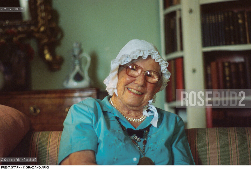 Caption: Nome: .STARK FREYA.Descrizione: .LETTERATURA SCRITTRICE ESPLORATRICE / NELLA SUA CASA / CUFFIA.LITERATURE WOMAN WRITER EXPLORER / IN HER HOME / BONNET.Credit: ©Graziano Arici/Rosebud2 / Costo: .A.Nazione: .GRAN BRETAGNA.GREAT BRITAIN.Cittˆ: .TREVISO (ASOLO).Data: .1996