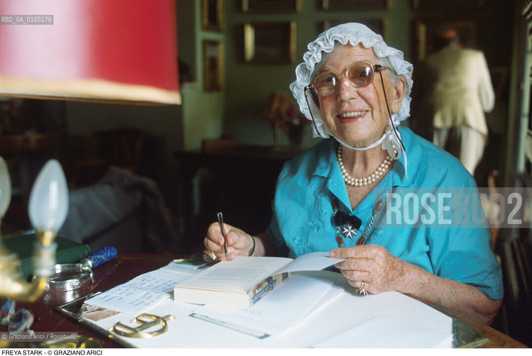 Caption: Nome: .STARK FREYA.Descrizione: .LETTERATURA SCRITTRICE ESPLORATRICE / AUTOGRAFA UN LIBRO NELLA SUA CASA / CUFFIA.LITERATURE WOMAN WRITER EXPLORER / SIGNING A BOOK IN HER HOME / BONNET.Credit: ©Graziano Arici/Rosebud2 / Costo: .A.Nazione: .GRAN BRETAGNA.GREAT BRITAIN.Cittˆ: .TREVISO (ASOLO).Data: .1996