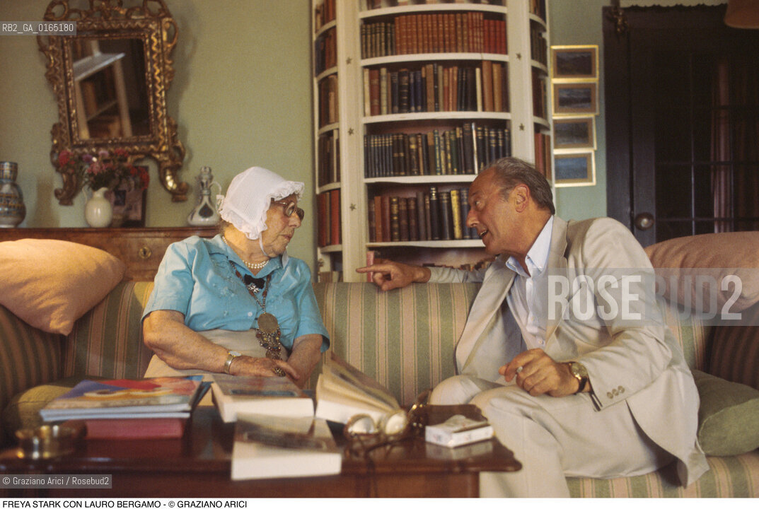 Caption: Nome: .STARK FREYA.Descrizione: .LETTERATURA SCRITTRICE ESPLORATRICE / NELLA SUA CASA / CUFFIA / CON IL GIORMALISTA LAURO BERGAMO.LITERATURE WOMAN WRITER EXPLORER / IN HER HOME / BONNET / WITH THE JOURNALIST LAURO BERGAMO.Credit: ©Graziano Arici/Rosebud2 / Costo: .A.Nazione: .GRAN BRETAGNA.GREAT BRITAIN.Cittˆ: .TREVISO (ASOLO).Data: .1996