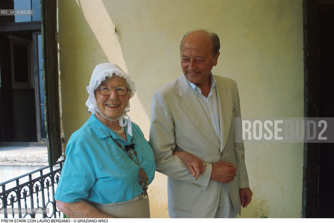 Caption: Nome: .STARK FREYA.Descrizione: .LETTERATURA SCRITTRICE ESPLORATRICE / NELLA SUA CASA / CUFFIA / CON IL GIORMALISTA LAURO BERGAMO.LITERATURE WOMAN WRITER EXPLORER / IN HER HOME / BONNET / WITH THE JOURNALIST LAURO BERGAMO.Credit: ©Graziano Arici/Rosebud2 / Costo: .A.Nazione: .GRAN BRETAGNA.GREAT BRITAIN.Cittˆ: .TREVISO (ASOLO).Data: .1996