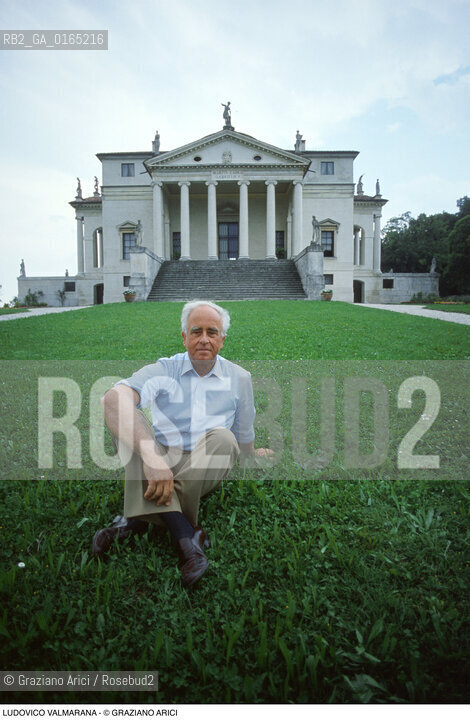 Caption: Nome: .VALMARANA LUDOVICO.Descrizione: .NOBILE / SULLO SFONDO LA SUA VILLA LA ROTONDA / PALLADIO.Credit: ©Graziano Arici/Rosebud2 / Costo: .A.Nazione: .ITALIA.ITALY.Cittˆ: ..Data: .1988