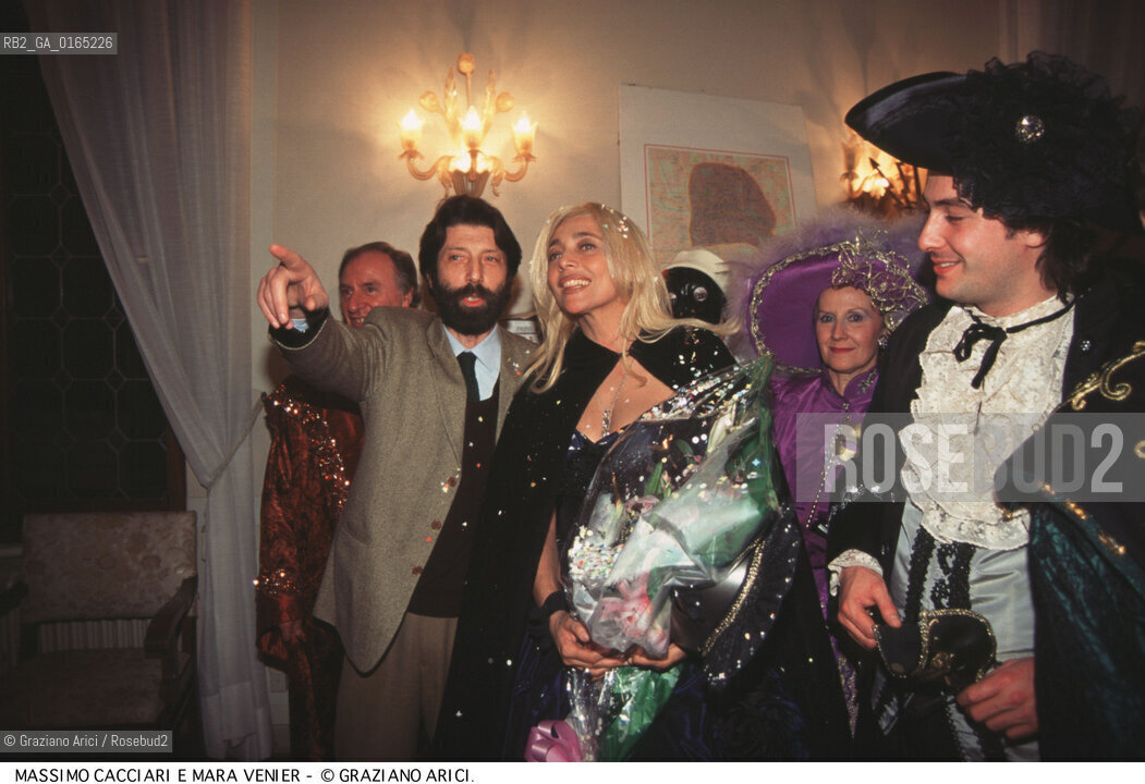 Nome: .VENIER MARA.Descrizione: .TELEVISIONE CINEMA ATTRICE CONDUTTRICE / CON IL SINDACO DI VENEZIA MASSIMO CACCIARI / MASCHERE.TELEVISION CINEMA ACTRESS TV PRESENTER / WITH MASSIMO CACCIARI MAYOR OF VENICE / MASKS.Credit: ©Graziano Arici/Rosebud2 / Costo: .A.Nazione: .ITALIA.ITALY.Cittˆ: .VENEZIA.VENICE.Data: .1996.