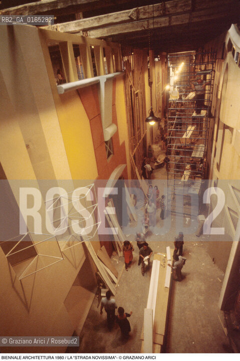 Nome: .BIENNALE ARCHITETTURA 1980.Descrizione: .MONTAGGIO DELLA STRADA NOVISSIMA REALIZZATA CON MATERIALI EFFIMERI ALLINTERNO DELLE CORDERIE DELLARSENALE / PROGETTATA DA VENTI ARCHITETTI DI TUTTO IL MONDO .Credit: ©Graziano Arici/Rosebud2 .Nazione: ..Cittˆ: ..Data: .1980