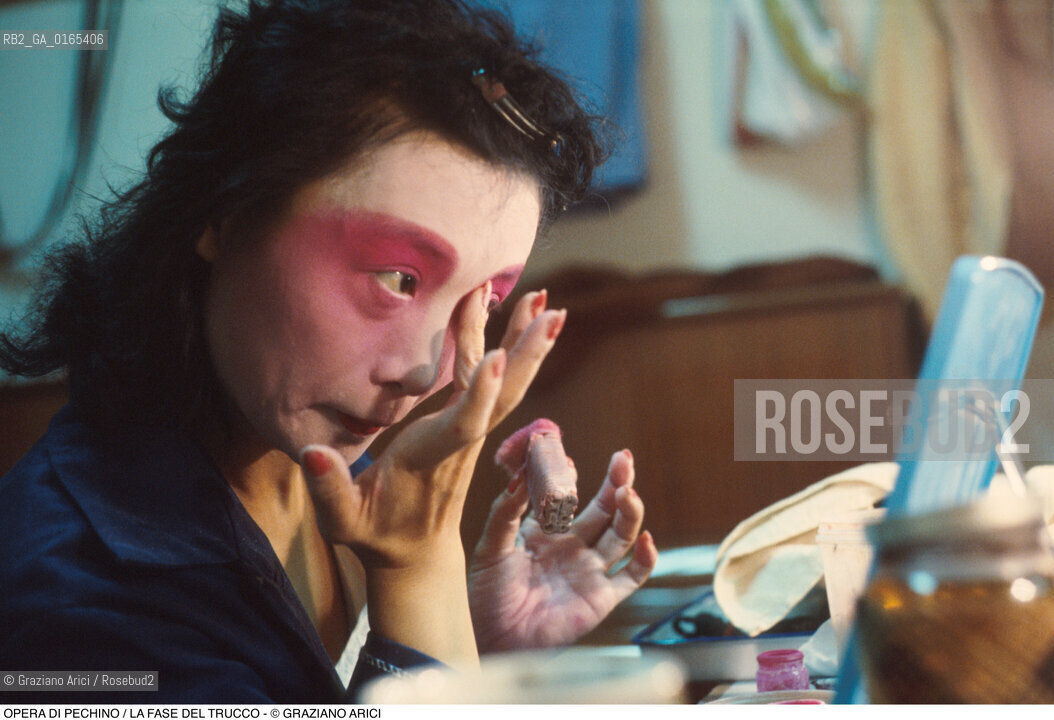 Caption: Caption: Nome: .OPERA DI PECHINO.Descrizione: .TEATRO / LA FASE DEL TRUCCO / AL GRAN TEATRO LA FENICE.Credit: ©Graziano Arici/Rosebud2 Costo: .A.Nazione: .CINA.Cittˆ: ..Data: .1983