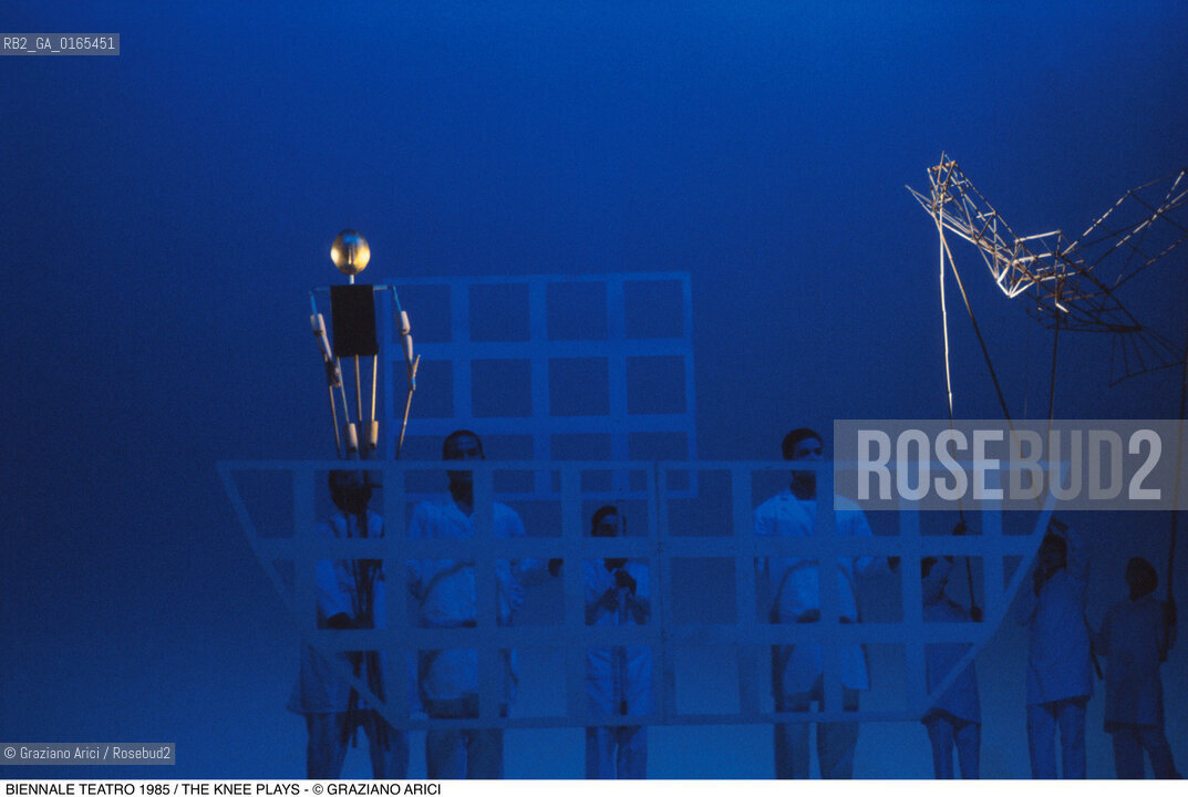 Nome: .BIENNALE TEATRO 1985.Descrizione: .THE KNEE PLAYS / REGIA DI ROBERT WILSON E DAVID BYRNE / SEZIONE AMERICANA DA CIVIL WARS: A TREE IS BEST MEASURED WHEN IT IS DOWN  DI ROBERT WILSON / AL TEATRO MALIBRAN.Credit: ©Graziano Arici/Rosebud2 .Nazione: .USA.Cittˆ: .VENEZIA.Data: .1985