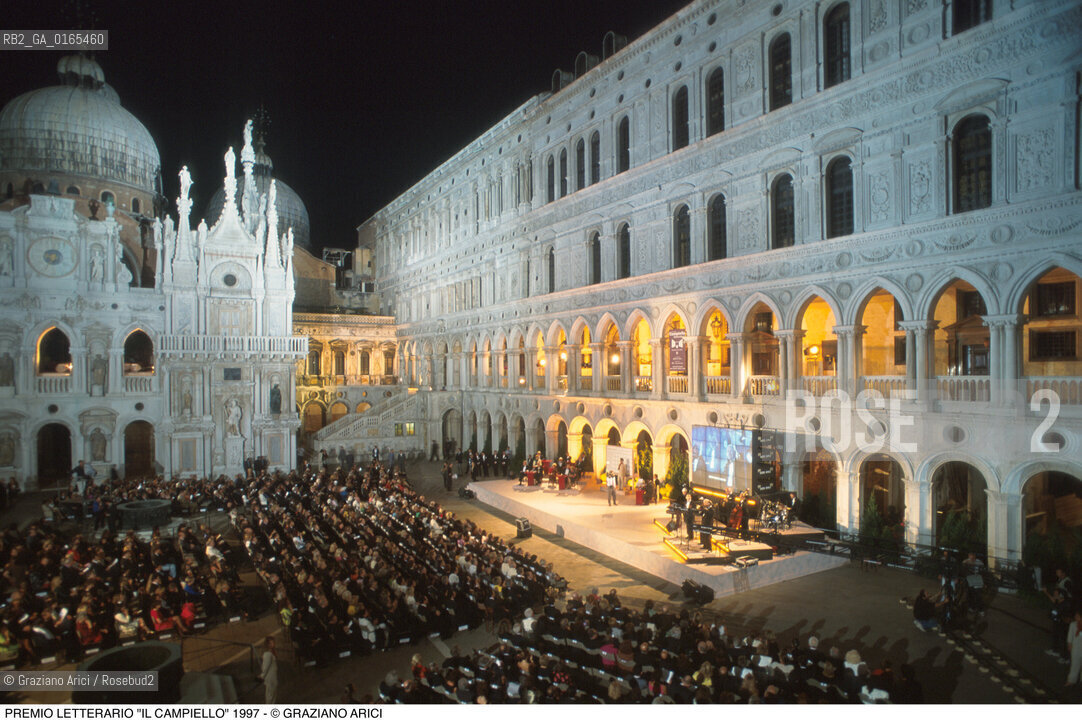 Nome: .PREMIO LETTERARIO IL CAMPIELLO.Descrizione: .LETTERATURA / PALCO PUBBLICO ORCHESTRA SCHERMO GIGANTE.Credit: ©Graziano Arici/Rosebud2 Costo: ..Nazione: .ITALIA.Cittˆ: .VENEZIA.Data: .1997.