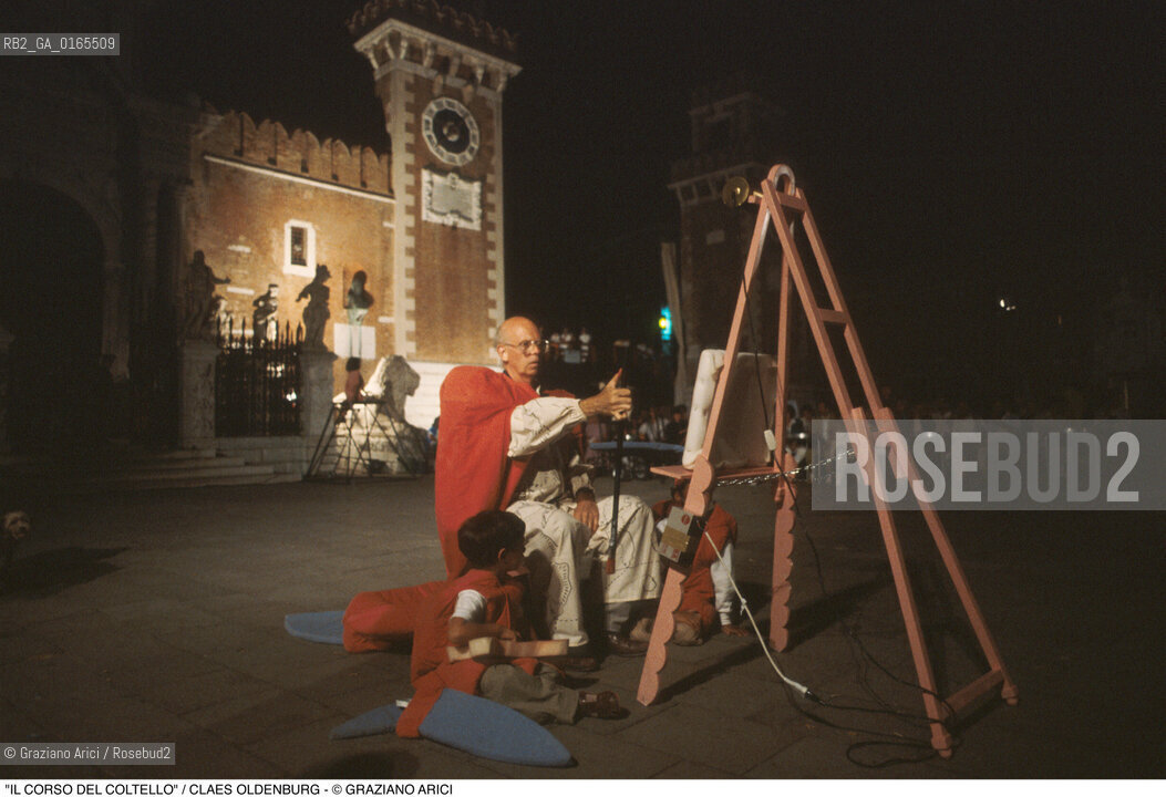 Nome: .IL CORSO DEL COLTELLO DI CLAES OLDENBURG E COOSJE VAN BRUGGEN .Descrizione: .ARTE PERFORMANCE /  CLAES OLDENBURG IN COSTUME CON PENNELLO / ALLARSENALE .Credit: ©Graziano Arici/Rosebud2 Costo: ..Nazione: .ITALIA.Cittˆ: .VENEZIA.Data: .1984.