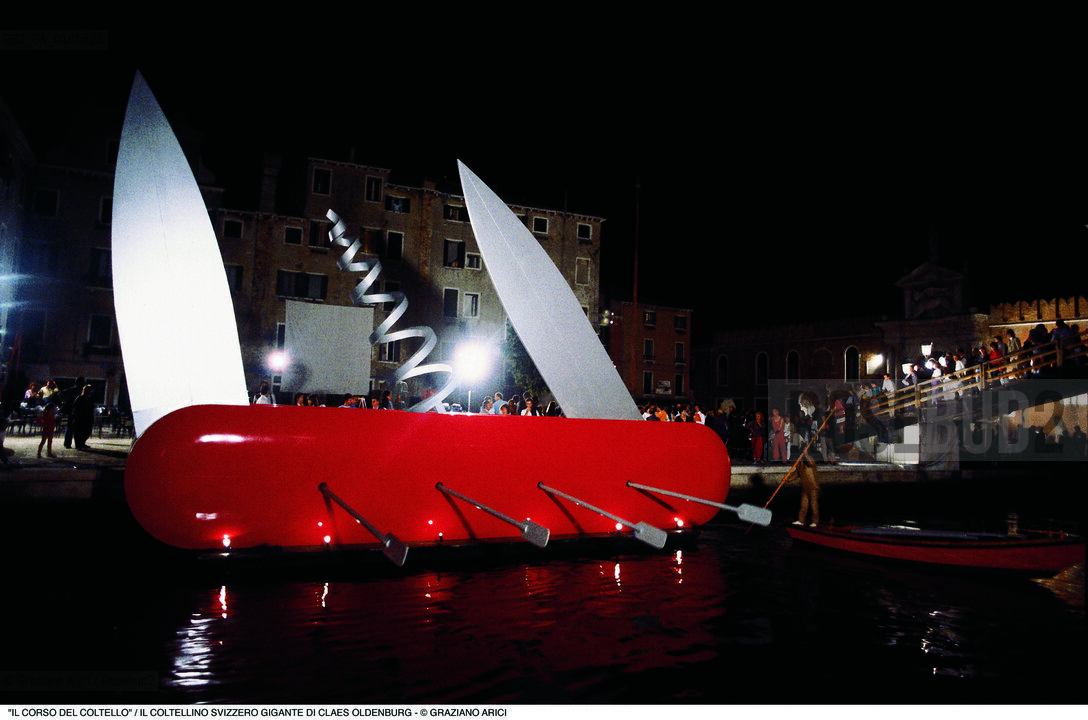 Nome: .IL CORSO DEL COLTELLO DI CLAES OLDENBURG E COOSJE VAN BRUGGEN .Descrizione: .ARTE PERFORMANCE / COLTELLINO SVIZZERO GIGANTE  / ALLARSENALE .Credit: ©Graziano Arici/Rosebud2 Costo: ..Nazione: .ITALIA.Cittˆ: .VENEZIA.Data: .1984.