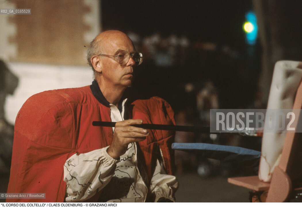 Nome: .IL CORSO DEL COLTELLO DI CLAES OLDENBURG E COOSJE VAN BRUGGEN .Descrizione: .ARTE PERFORMANCE / LARCHITETTO CLAES OLDENBURG IN COSTUME CON PENNELLO / ALLARSENALE .Credit: ©Graziano Arici/Rosebud2 Costo: ..Nazione: .ITALIA.Cittˆ: ..Data: .1984.