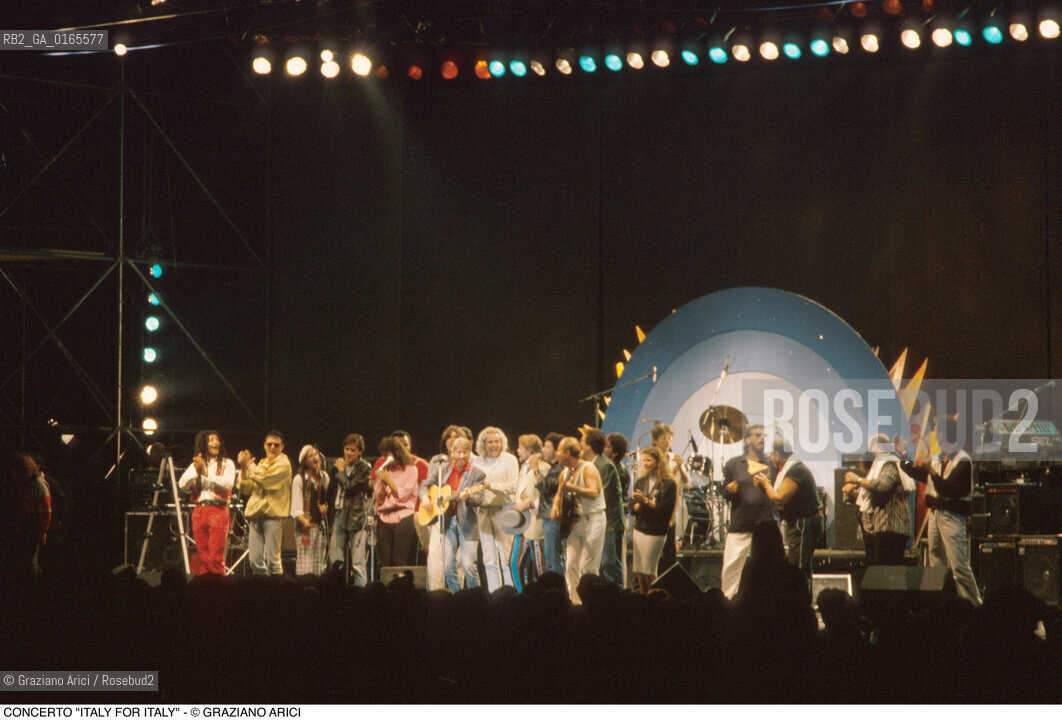 Nome: .CONCERTO ITALY FOR ITALY.Descrizione: .JAM SESSION DEI CANTANTI CHE HANNO PARTECIPATO / PALCO PUBBLICO.Credit: ©Graziano Arici/Rosebud2 Costo: ..Nazione: .ITALIA.Cittˆ: .TRENTO.Data: .1985.