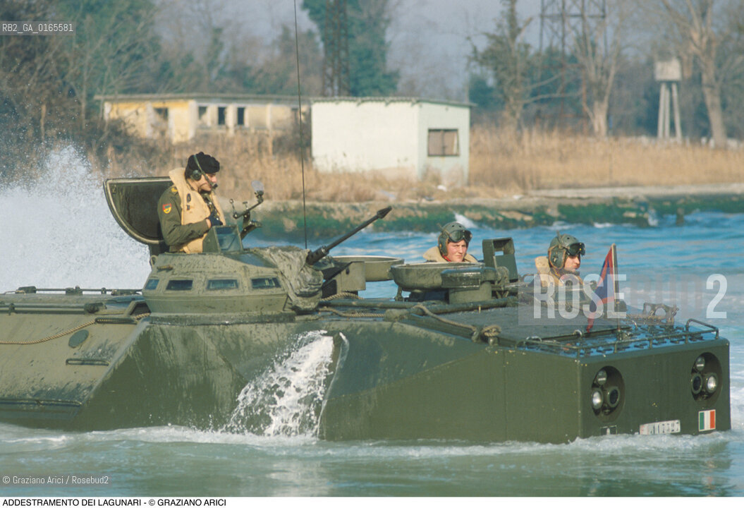 Nome: .LAGUNARI .Descrizione: .ESERCITO MILITARI / ADDESTRAMENTO / BARCHE CARRO ARMATO.Credit: ©Graziano Arici/Rosebud2 Costo: ..Nazione: .ITALIA.Cittˆ: ..Data: .1990..