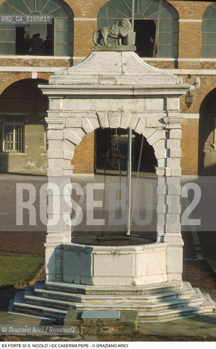 Nome: .EX FORTE DI S. NICOLO / EX CASERMA PEPE  .Descrizione: .VERA DA POZZO / ESERCITO MILITARI LAGUNARI .Credit: ©Graziano Arici/Rosebud2 Costo: ..Nazione: .ITALIA.Cittˆ: ..Data: .1990..