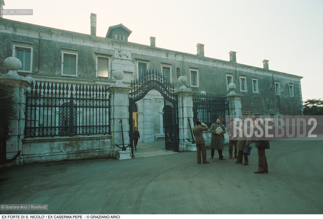 Nome: .EX FORTE DI S. NICOLO / EX CASERMA PEPE  .Descrizione: .ENTRATA / LAGUNARI ESERCITO MILITARI .Credit: ©Graziano Arici/Rosebud2 Costo: ..Nazione: .ITALIA.Cittˆ: ..Data: .1990..