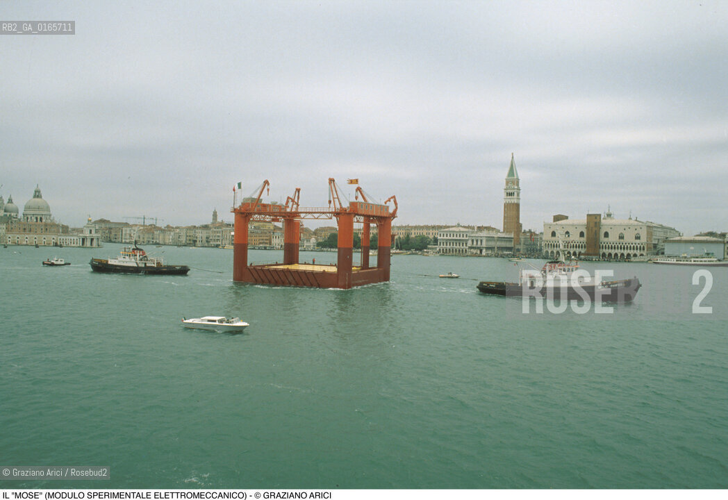 Nome: .IL MOSE (MODULO SPERIMENTALE ELETTROMECCANICO).Descrizione: .MODELLO DI PARATOIA MOBILE DIGHE ACQUA ALTA BOCCHE DI PORTO / PROGETTO DEL CONSORZIO VENEZIA NUOVA / DAVANTI A PIAZZA SAN MARCO.Credit: ©Graziano Arici/Rosebud2 Costo: ..Nazione: .ITALIA.Cittˆ: .VENEZIA.Data: .1988..