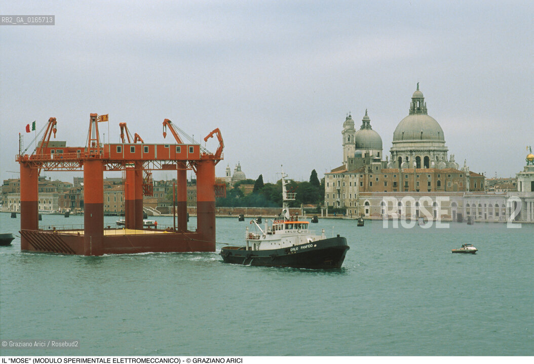 Nome: .IL MOSE (MODULO SPERIMENTALE ELETTROMECCANICO).Descrizione: .MODELLO DI PARATOIA MOBILE DIGHE ACQUA ALTA BOCCHE DI PORTO / PROGETTO DEL CONSORZIO VENEZIA NUOVA / DAVANTI ALLA PUNTA DELLA SALUTE.Credit: ©Graziano Arici/Rosebud2 Costo: ..Nazione: .ITALIA.Cittˆ: .VENEZIA.Data: .1988..
