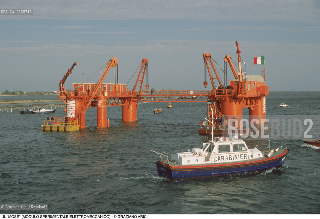 Nome: .IL MOSE (MODULO SPERIMENTALE ELETTROMECCANICO).Descrizione: .MODELLO DI PARATOIA MOBILE DIGHE ACQUA ALTA BOCCHE DI PORTO / PROGETTO DEL CONSORZIO VENEZIA NUOVA / BARCA DEI CARABINIERI.Credit: ©Graziano Arici/Rosebud2 Costo: ..Nazione: .ITALIA.Cittˆ: ..Data: .1988..
