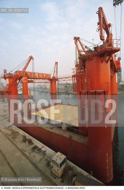Nome: .IL MOSE (MODULO SPERIMENTALE ELETTROMECCANICO).Descrizione: .MODELLO DI PARATOIA MOBILE DIGHE ACQUA ALTA BOCCHE DI PORTO / PROGETTO DEL CONSORZIO VENEZIA NUOVA.Credit: ©Graziano Arici/Rosebud2 Costo: ..Nazione: .ITALIA.Cittˆ: ..Data: .1988..