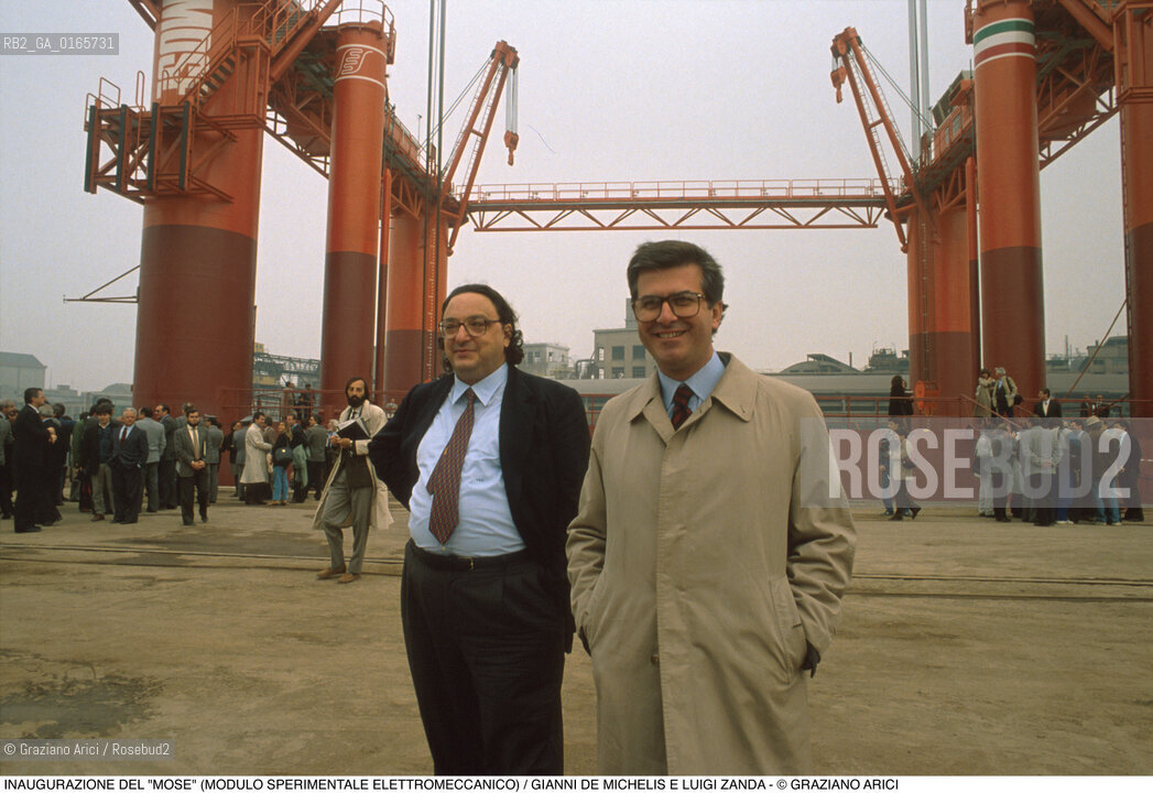 Nome: .IL MOSE (MODULO SPERIMENTALE ELETTROMECCANICO).Descrizione: .MODELLO DI PARATOIA MOBILE DIGHE ACQUA ALTA BOCCHE DI PORTO / PROGETTO DEL CONSORZIO VENEZIA NUOVA / IL POLITICO GIANNI DE MICHELIS E IL PRESIDENTE DEL CONSORZIO LUIGI ZANDA ALLINAUGURAZIONE.Credit: ©Graziano Arici/Rosebud2 Costo: ..Nazione: .ITALIA.Cittˆ: ..Data: .1988..