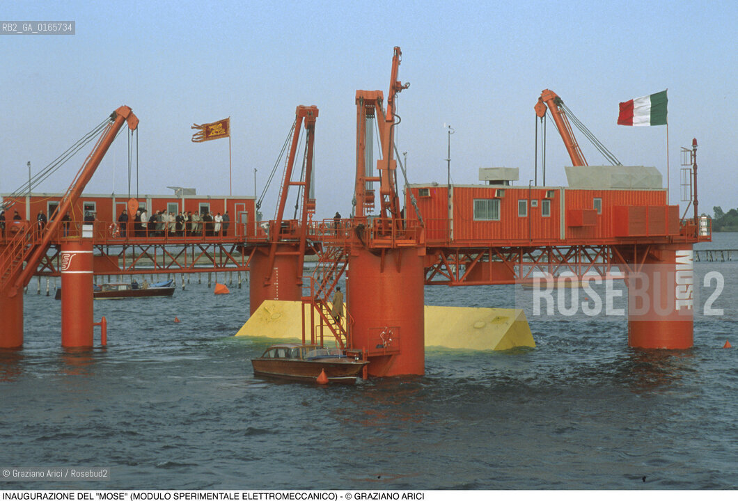 Nome: .IL MOSE (MODULO SPERIMENTALE ELETTROMECCANICO).Descrizione: .MODELLO DI PARATOIA MOBILE DIGHE ACQUA ALTA BOCCHE DI PORTO / PROGETTO DEL CONSORZIO VENEZIA NUOVA / INAUGURAZIONE.Credit: ©Graziano Arici/Rosebud2 Costo: ..Nazione: .ITALIA.Cittˆ: ..Data: .1988..