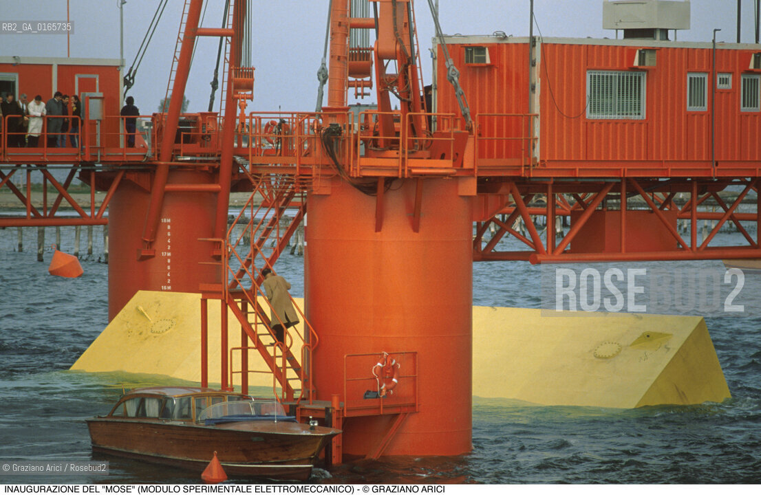 Nome: .IL MOSE (MODULO SPERIMENTALE ELETTROMECCANICO).Descrizione: .MODELLO DI PARATOIA MOBILE DIGHE ACQUA ALTA BOCCHE DI PORTO / PROGETTO DEL CONSORZIO VENEZIA NUOVA / INAUGURAZIONE.Credit: ©Graziano Arici/Rosebud2 Costo: ..Nazione: .ITALIA.Cittˆ: ..Data: .1988..