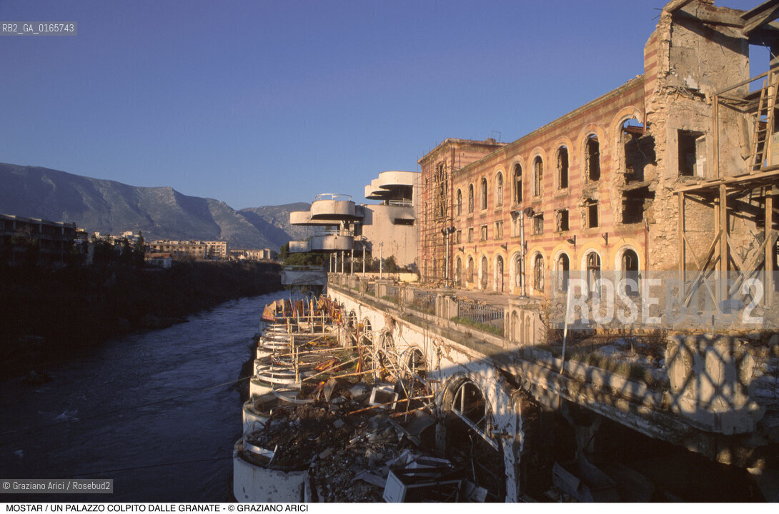 Nome: .MOSTAR.Descrizione: .GUERRA EX JUGOSLAVIA / UN PALAZZO COLPITO DALLE GRANATE.Credit: ©Graziano Arici/Rosebud2 Costo: ..Nazione: .BOSNIA.Cittˆ: ..Data: .1994..
