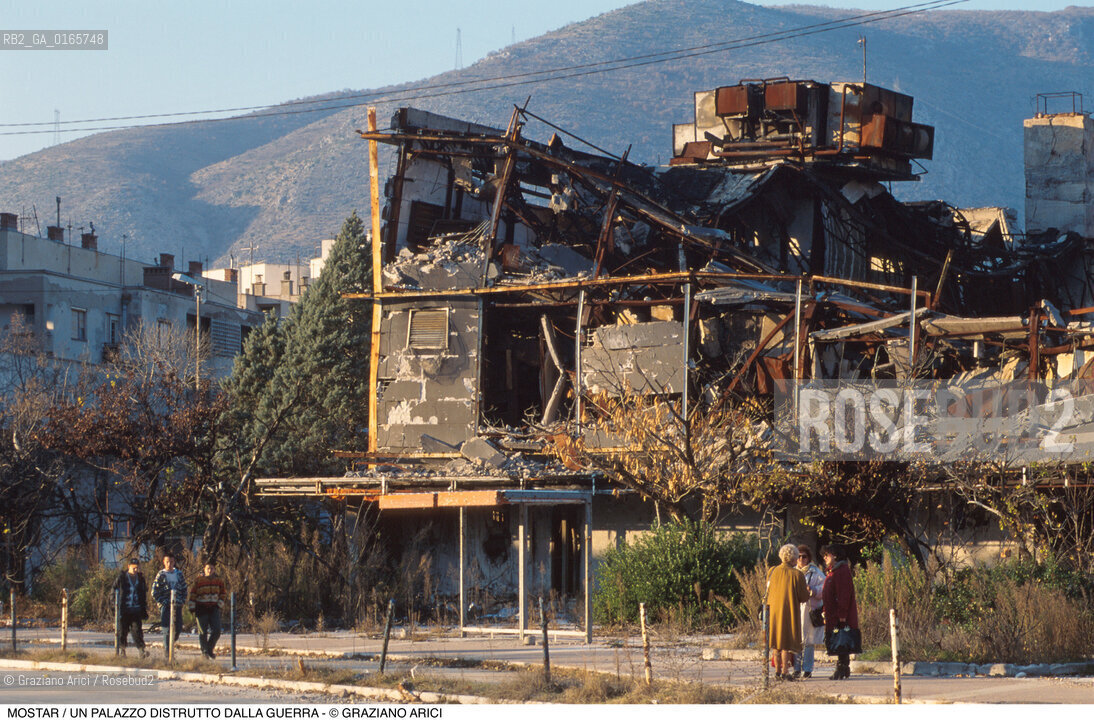 Nome: .MOSTAR.Descrizione: .GUERRA EX JUGOSLAVIA /  UN PALAZZO DISTRUTTO .Credit: ©Graziano Arici/Rosebud2 Costo: ..Nazione: .BOSNIA.Cittˆ: ..Data: .1994..