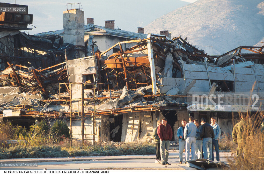 Nome: .MOSTAR.Descrizione: .GUERRA EX JUGOSLAVIA /  UN PALAZZO DISTRUTTO DALLA GUERRA.Credit: ©Graziano Arici/Rosebud2 Costo: ..Nazione: .BOSNIA.Cittˆ: ..Data: .1994..