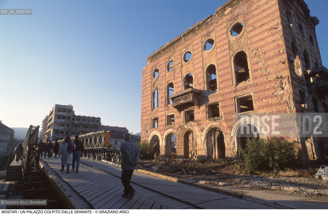 Nome: .MOSTAR.Descrizione: .GUERRA EX JUGOSLAVIA / UN PALAZZO COLPITO DALLE GRANATE / PONTE.Credit: ©Graziano Arici/Rosebud2 Costo: ..Nazione: .BOSNIA.Cittˆ: ..Data: .1994..