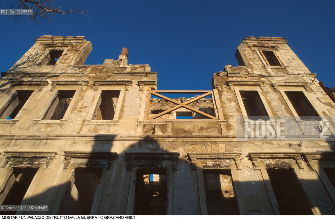 Nome: .MOSTAR.Descrizione: .GUERRA EX JUGOSLAVIA /  UN PALAZZO DISTRUTTO.Credit: ©Graziano Arici/Rosebud2 Costo: ..Nazione: .BOSNIA.Cittˆ: ..Data: .1994..