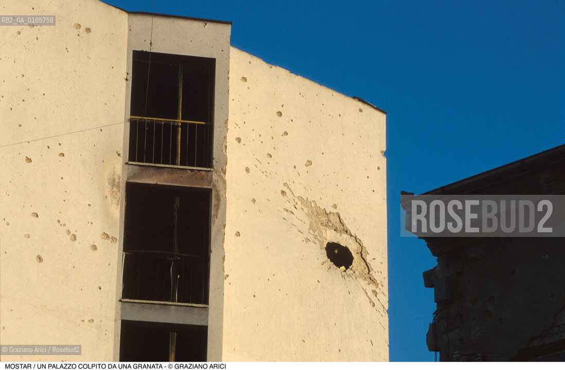 Nome: .MOSTAR.Descrizione: .GUERRA EX JUGOSLAVIA /  UN PALAZZO COLPITO DA UNA GRANATA.Credit: ©Graziano Arici/Rosebud2 Costo: ..Nazione: .BOSNIA.Cittˆ: ..Data: .1994..