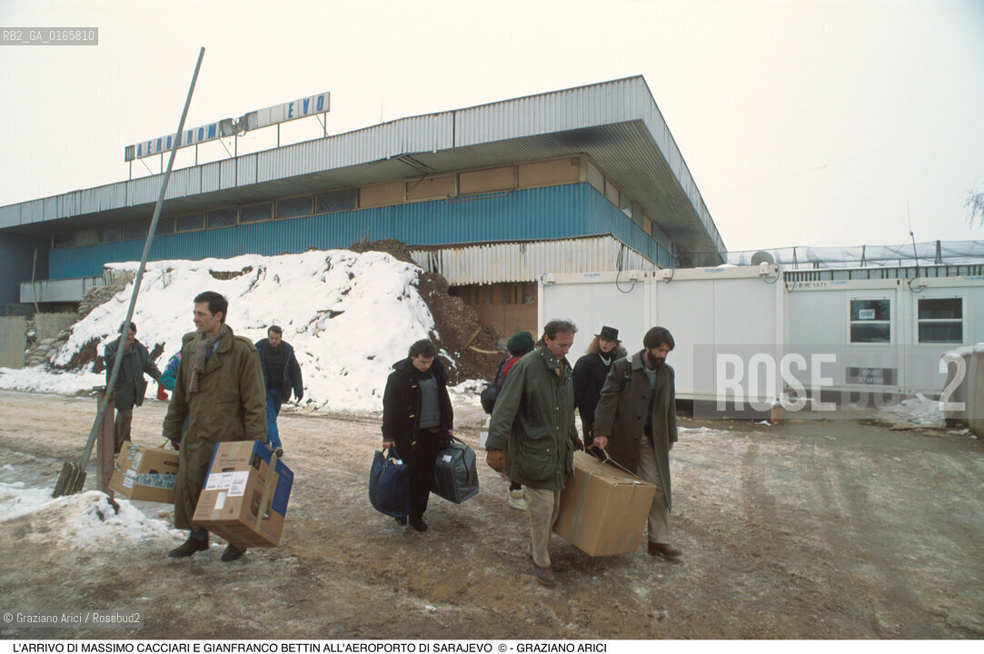 Nome: .SARAJEVO.Descrizione: .GUERRA EX JUGOSLAVIA / LARRIVO DEL SINDACO DI VENEZIA MASSIMO CACCIARI MENTRE E DEL PROSINDACO GIANFRANCO BETTIN ALLAEROPORTO DI SARAJEVO / CON CASSE DI AIUTI.Credit: ©Graziano Arici/Rosebud2 Costo: ..Nazione: .BOSNIA.Cittˆ: ..Data: .1994..