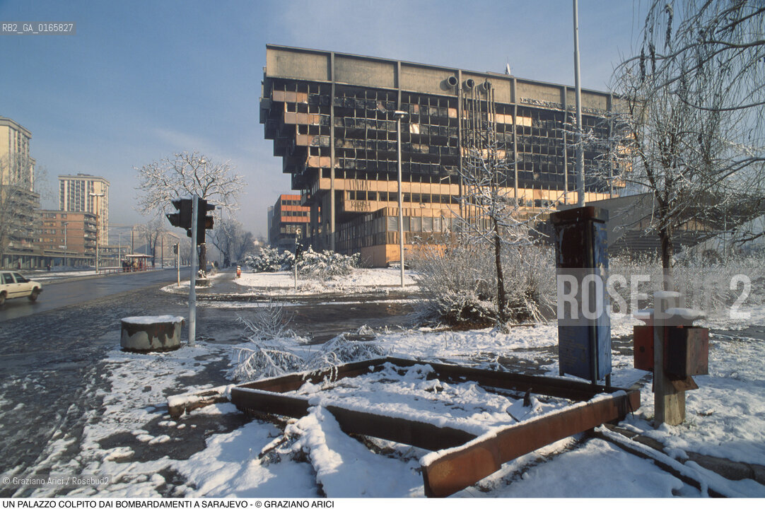 Nome: .SARAJEVO.Descrizione: .GUERRA EX JUGOSLAVIA / UN PALAZZO COLPITO DAI BOMBARDAMENTI / NEVE.Credit: ©Graziano Arici/Rosebud2 Costo: ..Nazione: .BOSNIA.Cittˆ: ..Data: .1994..