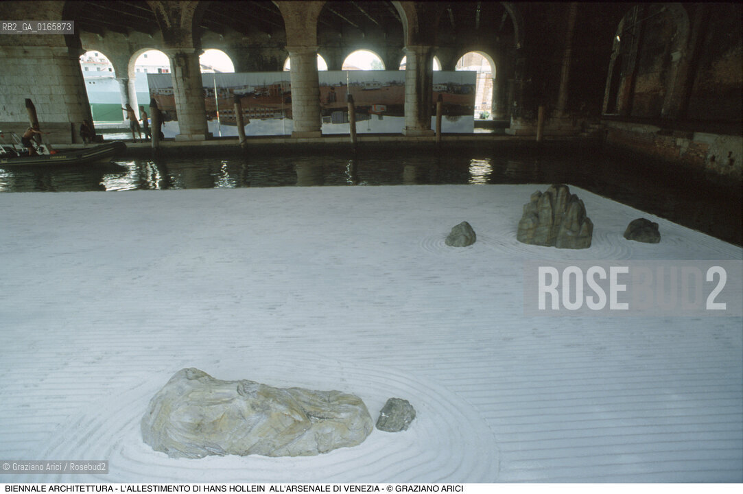 Caption: Nome: .7¡ BIENNALE ARCHITETTURA 2000 - CITTA: LESS AESTHETICS, MORE ETHICS .Descrizione: .ALLESTIMENTO DI HANS HOLLEIN.Credit: ©Graziano Arici/Rosebud2 .Nazione: ..Cittˆ: ..Data: .2000.