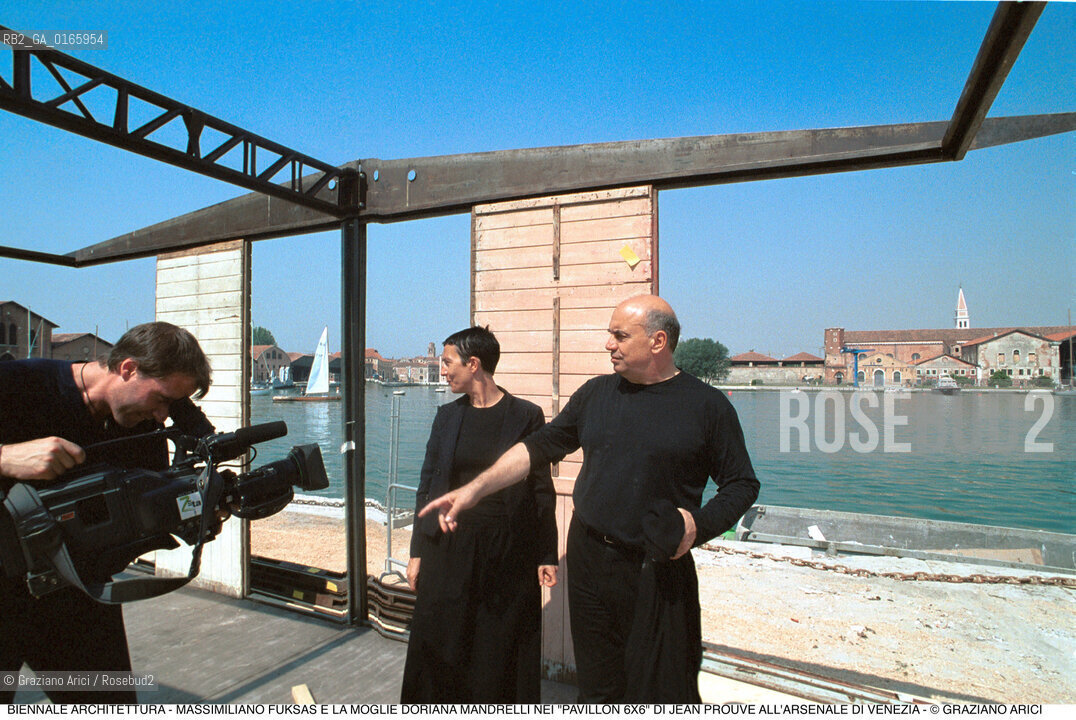 Nome: .FUKSAS MASSIMILIANO.Descrizione: .ARCHITETTO ARCHITETTURA ARSENALE CON LA MOGLIE DORIANA O. MANDRELLI.Credit: ©Graziano Arici/Rosebud2 / Costo: .A.Nazione: ..Cittˆ: .VENEZIA.VENICE.Data: .2000