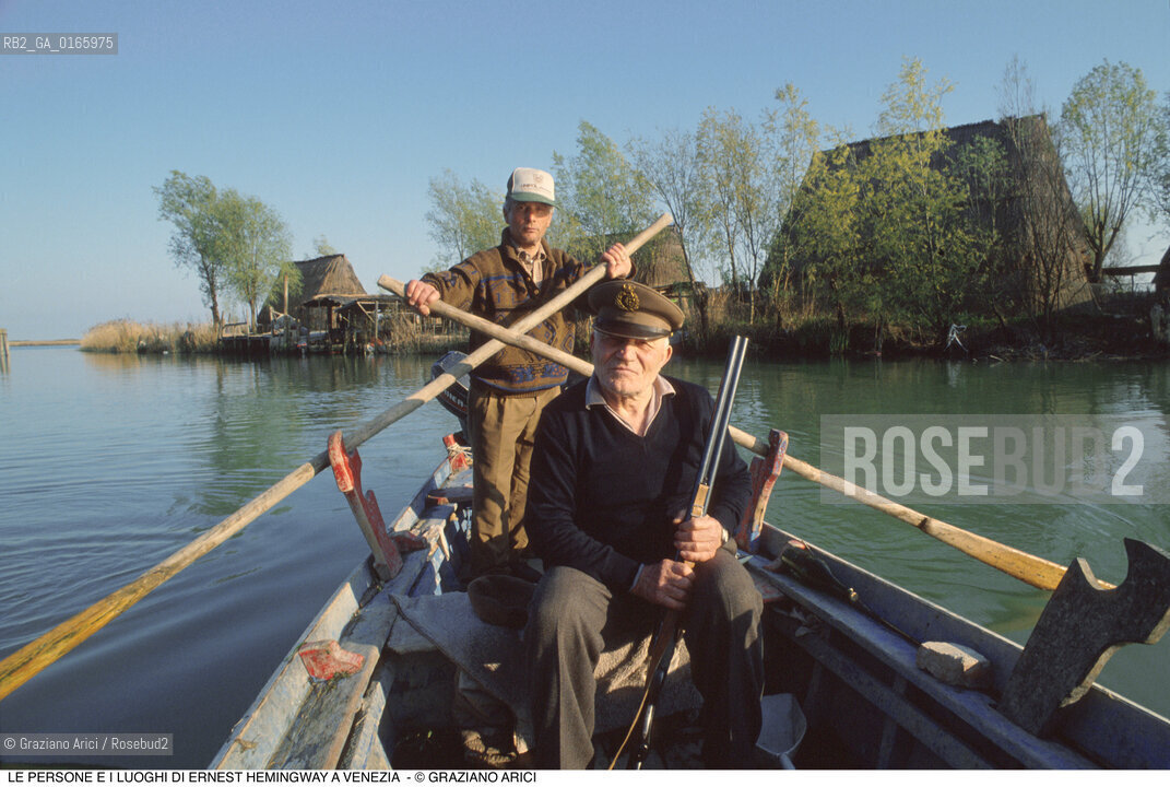 Caption: Nome: .ERNEST HEMINGWAY.Descrizione: .FIORINDO SILOTTO CAPOCACCIA DELLA TENUTA FRANCHETTI TRA LE CANNE E I CASONI A CAORLE FUCILE.Credit: ©Graziano Arici/Rosebud2 .Nazione: ..Cittˆ: ..Data: .1991.