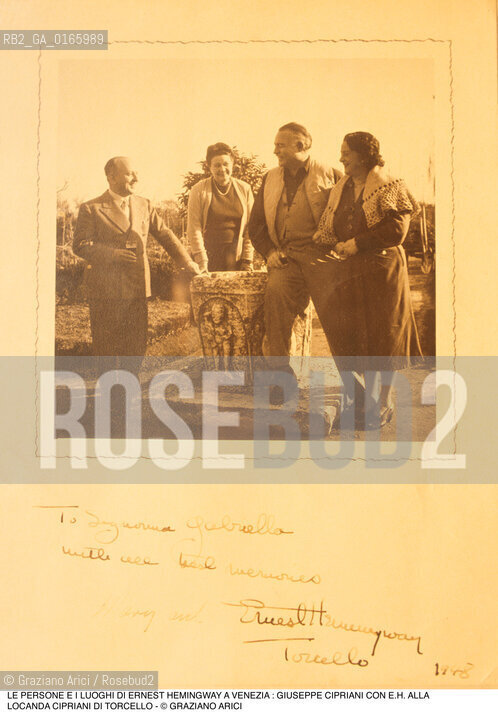 Caption: Nome: .ERNEST HEMINGWAY.Descrizione: .GIUSEPPE CIPRIANI CON SUA MOGLIE CON E.H. ALLA LOCANDA CIPRIANI DI TORCELLO.Credit: ©Graziano Arici/Rosebud2 .Nazione: ..Cittˆ: ..Data: .1991.