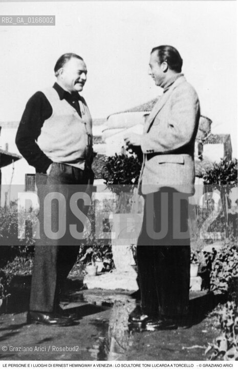Caption: Nome: .ERNEST HEMINGWAY.Descrizione: .LO SCULTORE TONI LUCARDA CON E.H. A TORCELLO.Credit: ©Graziano Arici/Rosebud2 .Nazione: ..Cittˆ: ..Data: .1991.