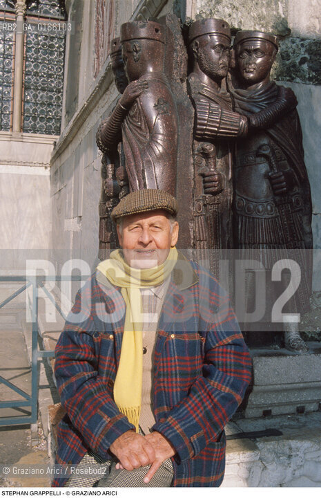 Caption: Nome: .GRAPPELLI STEPHAN.Descrizione: .MUSICA JAZZ VIOLINISTA/CON CAPPELLO E SCIARPA VICINO AI TETRARCHI A VENEZIA.Credit: ©Graziano Arici/Rosebud2 / Costo: .A.Nazione: .FRANCIA.Cittˆ: ..Data: .1993