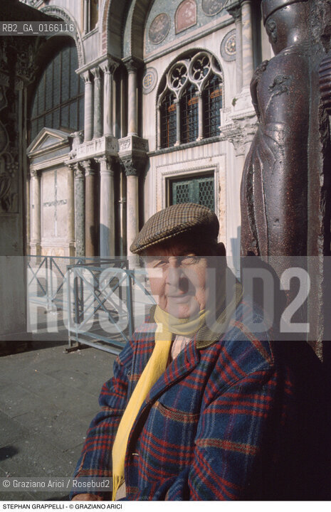 Caption: Nome: .GRAPPELLI STEPHAN.Descrizione: .MUSICA JAZZ VIOLINISTA/CON CAPPELLO E SCIARPA VICINO AI TETRARCHI A VENEZIA.Credit: ©Graziano Arici/Rosebud2 / Costo: .A.Nazione: .FRANCIA.Cittˆ: ..Data: .1993