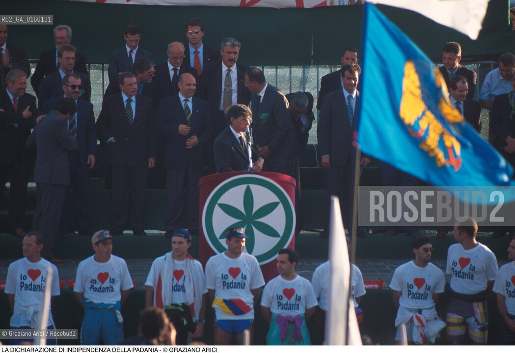 Nome: .LEGA NORD.Descrizione: .POLITICA / UMBERTO BOSSI SUL PALCO PER LA DICHIARAZIONE DI INDIPENDENZA DELLA PADANIA / MANIFESTAZIONE PRO SECESSIONE BANDIERE .Credit: ©Graziano Arici/Rosebud2 Costo: ..Nazione: .ITALIA.Cittˆ: ..Data: .1997..