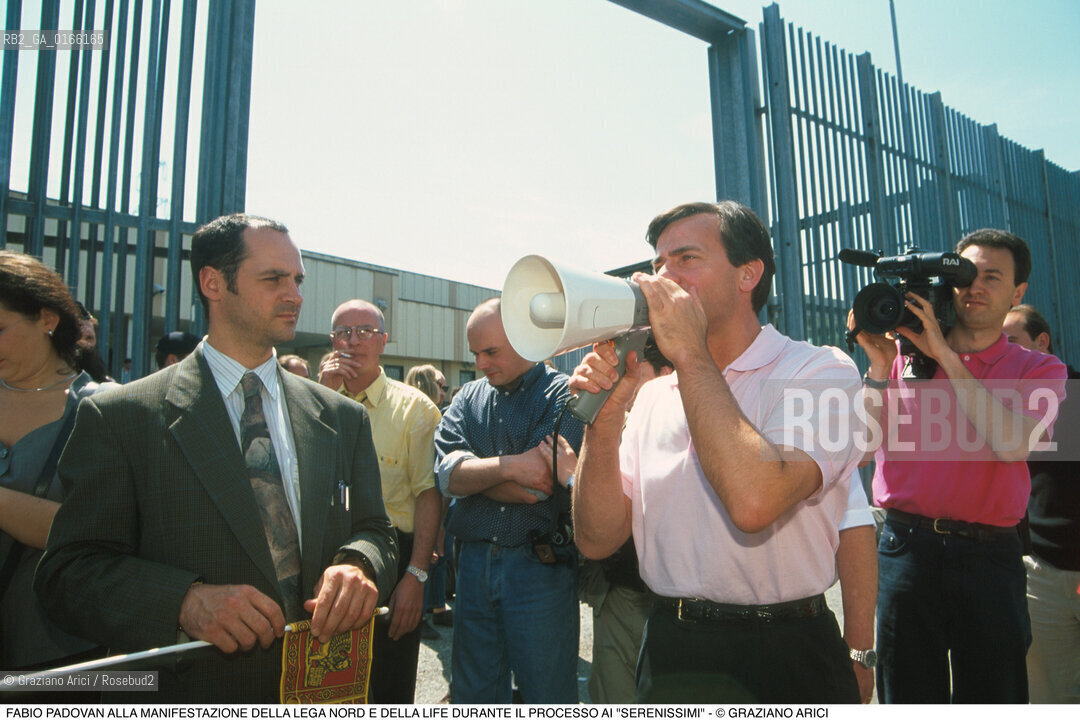 Nome: .LEGA NORD.Descrizione: .POLITICA / IL LEADER DELLA LIFE FABIO PADOVAN PARLA CON IL MEGAFONO ALLA MANIFESTAZIONE IN SOSTEGNO DEI SERENISSIMI DURANTE IL PROCESSO / DAVANTI ALLAULA BUNKER.Credit: ©Graziano Arici/Rosebud2 Costo: ..Nazione: .ITALIA.Cittˆ: .MESTRE.Data: .1997..