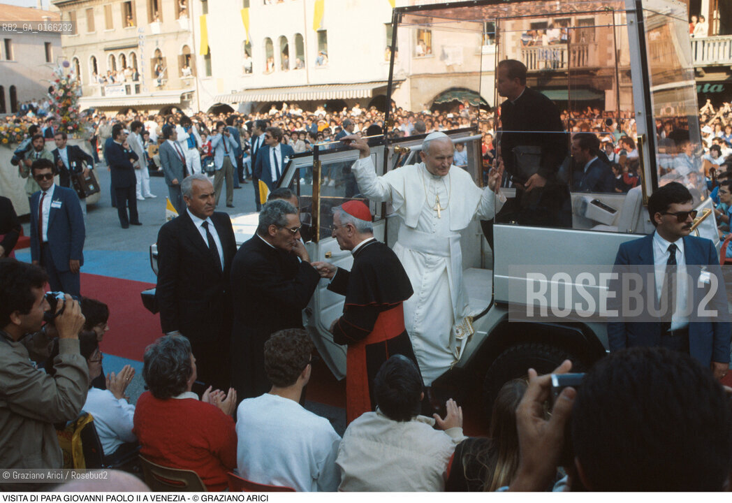 Nome: .PAPA.Descrizione: .RELIGIONE / VISITA DEL SANTO PADRE GIOVANNI PAOLO II KAROL WOJTYLA / IN MACCHINA CON IL PATRIARCA DI VENEZIA MARCO CE.Credit: ©Graziano Arici/Rosebud2 / Costo: .A.Nazione: .ITALIA.Cittˆ: .MESTRE.Data: .17/06/1985