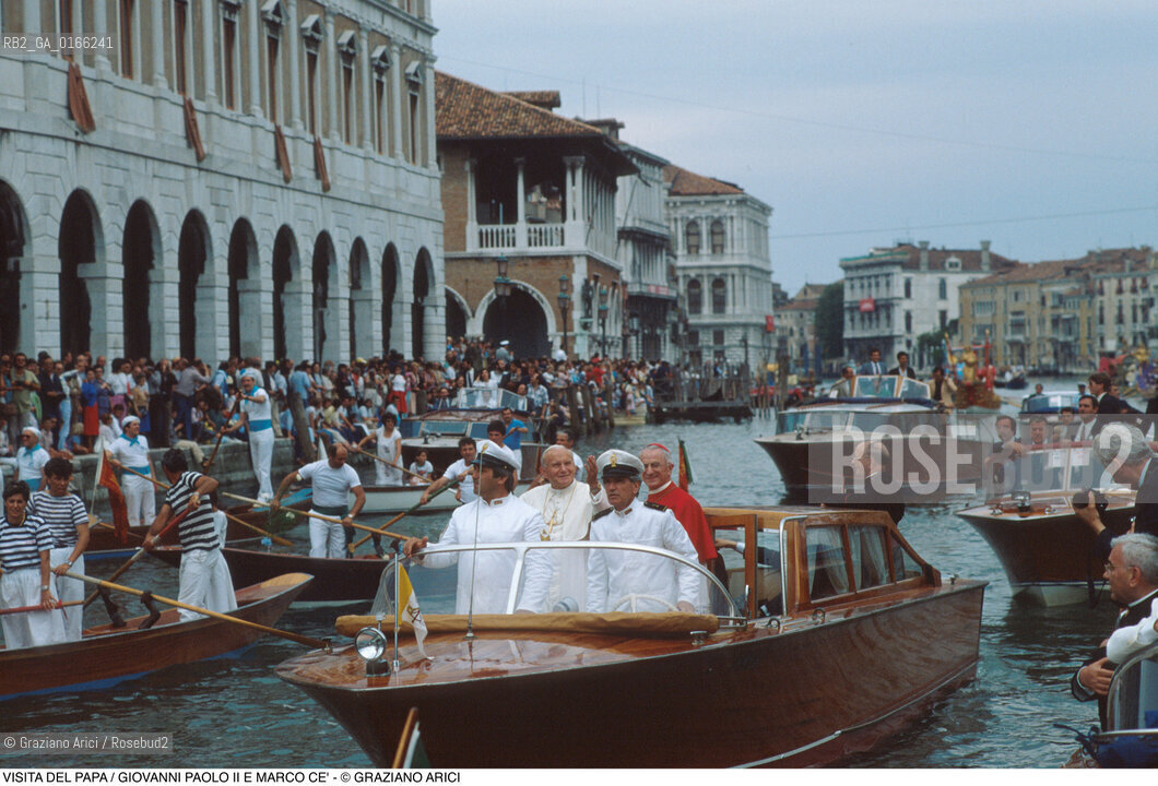Nome: .PAPA.Descrizione: .RELIGIONE / VISITA DEL SANTO PADRE GIOVANNI PAOLO II KAROL WOJTYLA / MENTRE SALUTA LA FOLLA IN MOTOSCAFO CON IL PATRIARCA DI VENEZIA MARCO CE.Credit: ©Graziano Arici/Rosebud2 / Costo: .A.Nazione: .ITALIA.Cittˆ: .VENEZIA.Data: .17/06/1985