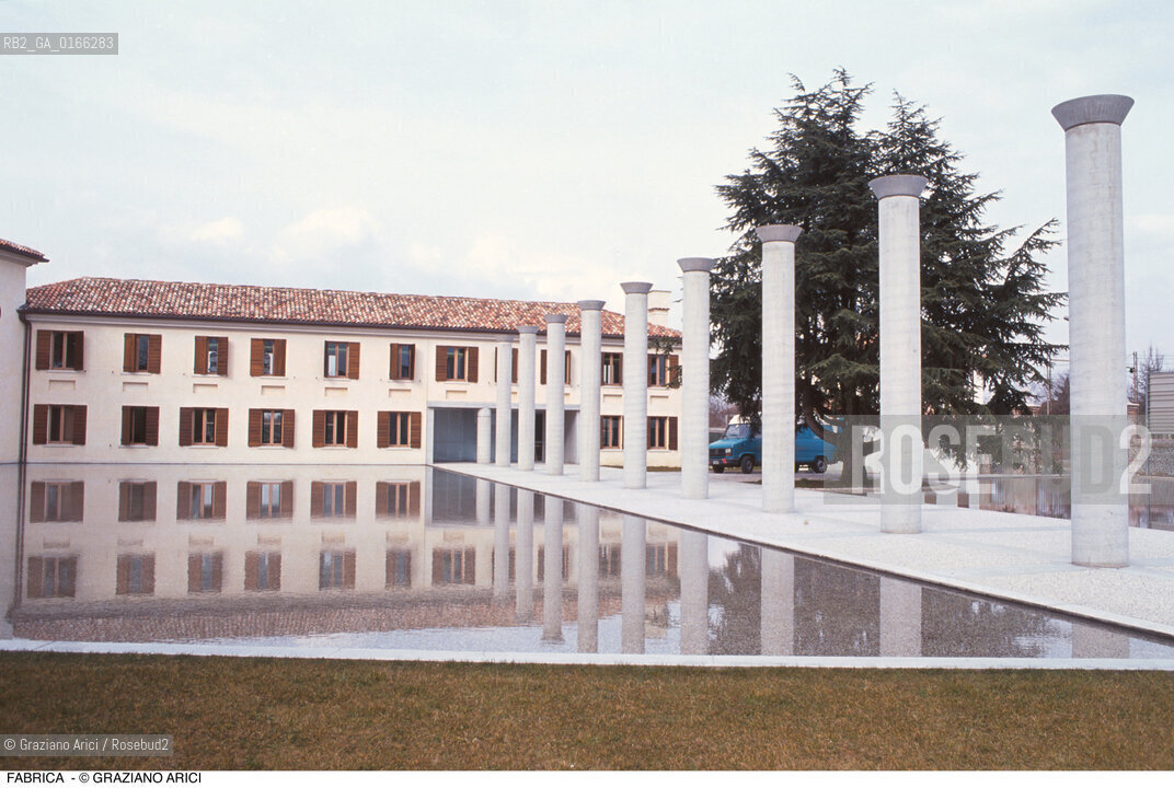 Caption: Nome: .FABRICA.Descrizione: .BENETTON OLIVIERO TOSCANI CATENA DI VILLORBA COLONNA.Credit: ©Graziano Arici/Rosebud2 .Nazione: ..Cittˆ: ..Data: .199?.