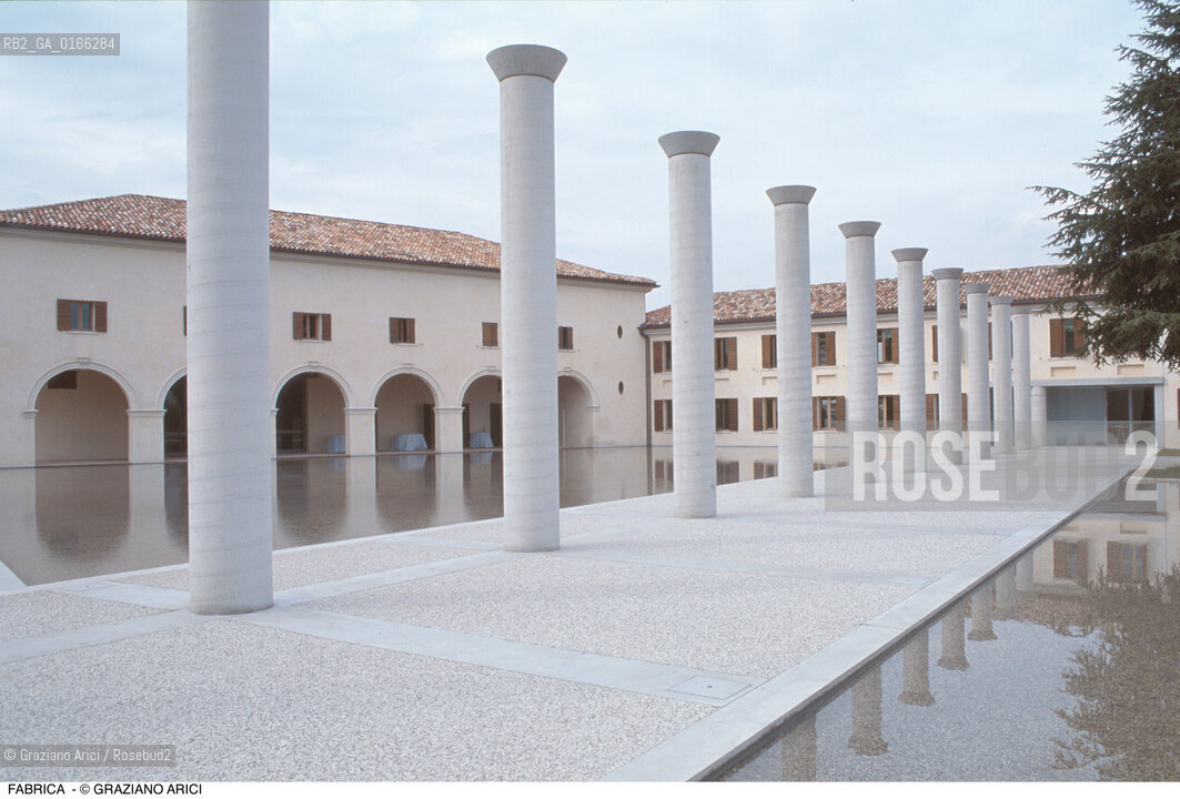 Caption: Nome: .FABRICA.Descrizione: .BENETTON OLIVIERO TOSCANI CATENA DI VILLORBA COLONNA.Credit: ©Graziano Arici/Rosebud2 .Nazione: ..Cittˆ: ..Data: .199?.