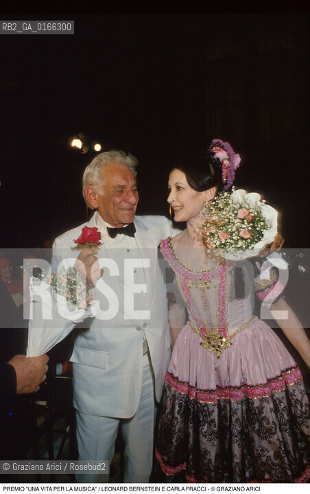 Nome: .OMAGGIO A VENEZIA.Descrizione: .PREMIO UNA VITA PER LA MUSICA / IL COMPOSITORE E DIRETTORE DORCHESTRA LEONARD BERNSTEIN E LA BALLERINA CARLA FRACCI .Credit: ©Graziano Arici/Rosebud2 Costo: ..Nazione: .ITALIA.Cittˆ: ..Data: .1993..