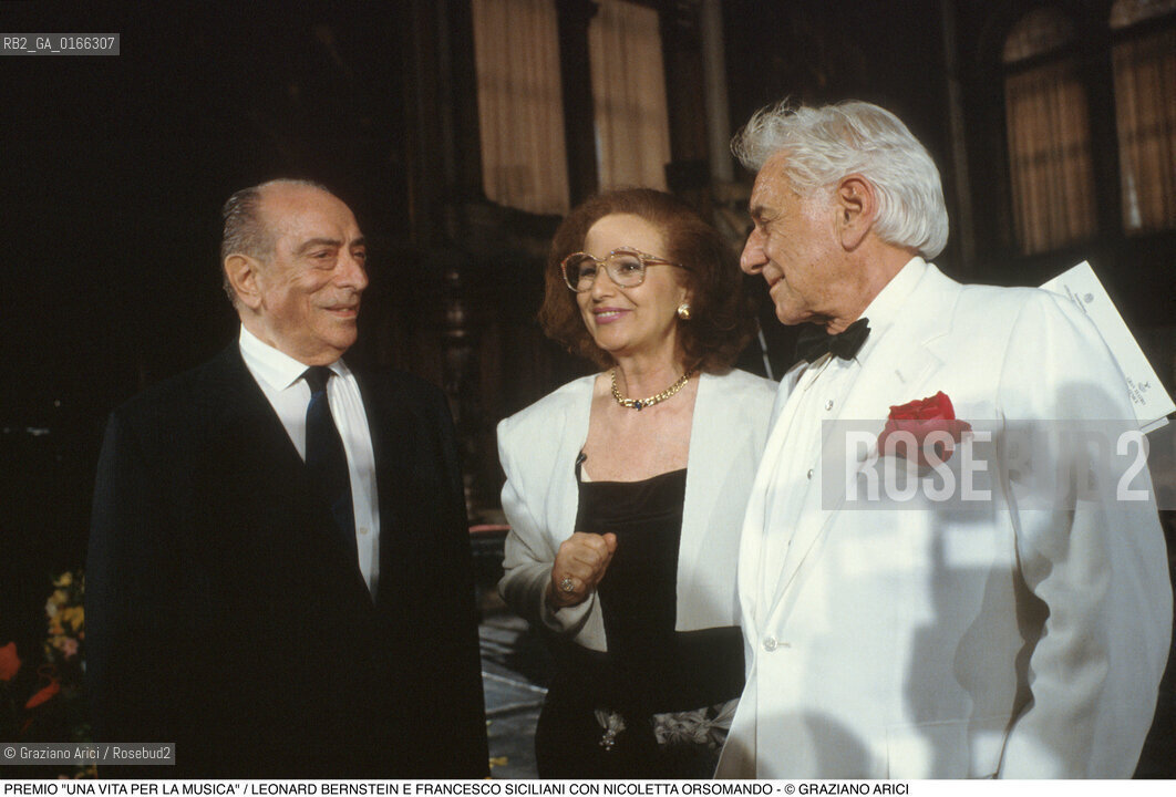 Nome: .OMAGGIO A VENEZIA.Descrizione: .PREMIO UNA VITA PER LA MUSICA / I COMPOSITORI LEONARD BERNSTEIN E FRANCESCO SICILIANI CON LA PRESENTATRICE NICOLETTA ORSOMANDO / A S. ROCCO.Credit: ©Graziano Arici/Rosebud2 Costo: ..Nazione: .ITALIA.Cittˆ: ..Data: .1993..