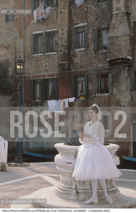 Nome: .CARNEVALE, UN AMORE .Descrizione: .DANZA BALLETTO CINEMA FILM REGIA DI MARIO LANFRANCHI / LATTRICE-BALLERINA CARLA FRACCI DURANTE LE RIPRESE POZZO.Credit: ©Graziano Arici/Rosebud2 / Costo: .A.Nazione: .ITALIA.Cittˆ: .VENEZIA.Data: .1981